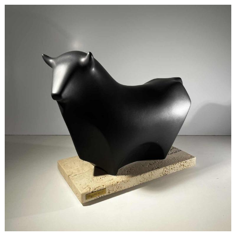 Vicente Agullo / Porta Celi, sculpture taureau / bizon noir, céramique porcelaine, socle travertin, ca 1970