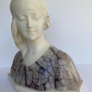 Gustave Van Vaerenbergh 'Buste van een vrouw' Art Nouveau sculptuur in albast, ca 1900