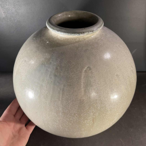 ROGER GUERIN, vase céramique boule Art Déco, forme R030 blanche, grès de Bouffioulx, ca 1925