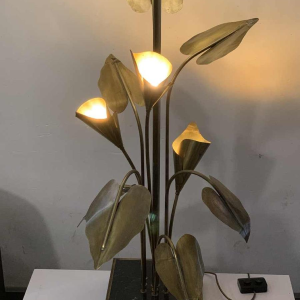 MAISON JANSEN, Lampe à poser / Lampadaire " Palmier " Fleurs Arum en laiton 1970