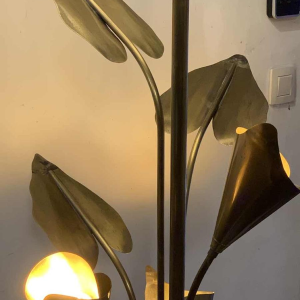 MAISON JANSEN, Lampe à poser / Lampadaire " Palmier " Fleurs Arum en laiton 1970