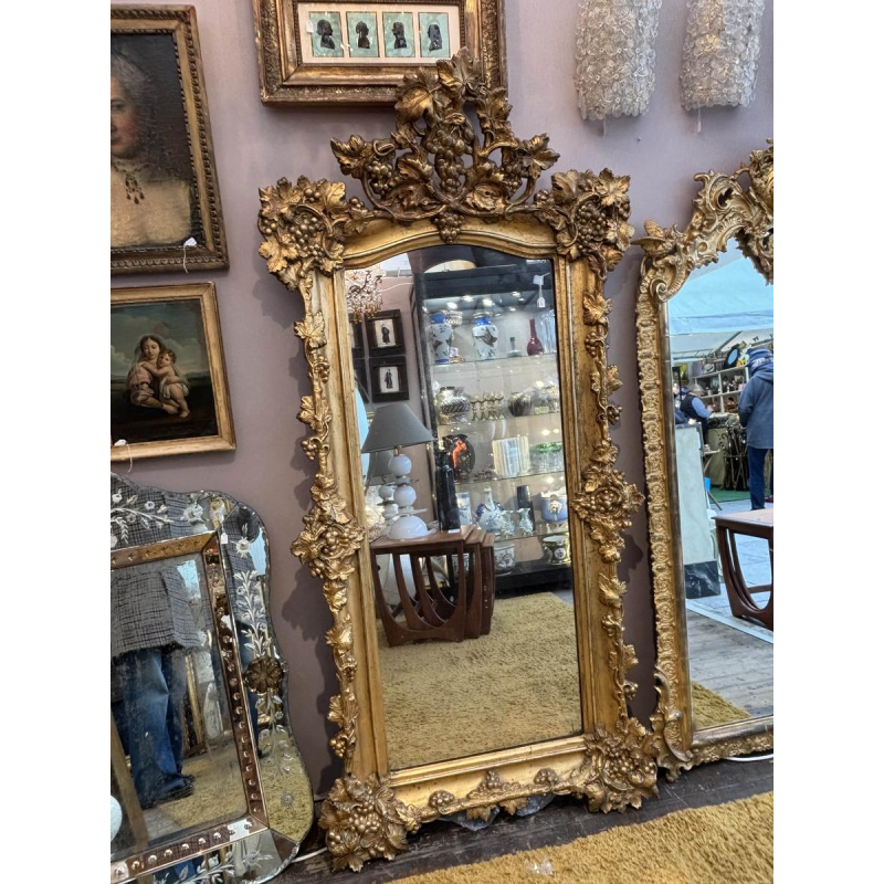 Grand miroir en bois sculpté et doré - France - XIXe siècle
