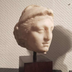 De godin Minerva marmeren hoofd sculptuur, Romeinse periode