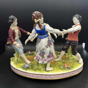 Volkstedt Rudolstat Thuringe “Ronde enfantine“ groupe / sculpture en porcelaine, XXe s