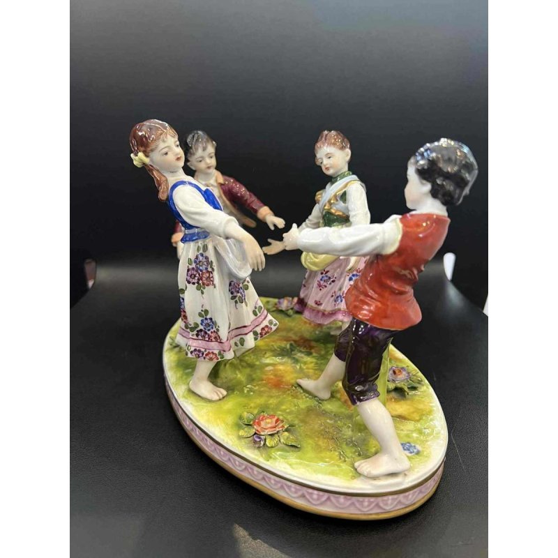 Volkstedt Rudolstat Thuringe “Ronde enfantine“ groupe / sculpture en porcelaine, XXe s