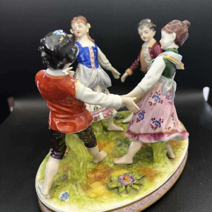 Volkstedt Rudolstat Thuringe “Ronde enfantine“ groupe / sculpture en porcelaine, XXe s