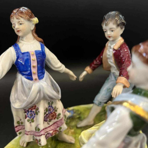 Volkstedt Rudolstat Thuringe “Ronde enfantine“ groupe / sculpture en porcelaine, XXe s