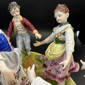 Volkstedt Rudolstat Thuringe “Ronde enfantine“ groupe / sculpture en porcelaine, XXe s