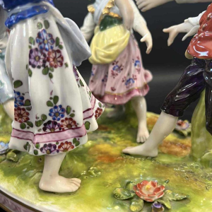 Volkstedt Rudolstat Thuringe “Ronde enfantine“ groupe / sculpture en porcelaine, XXe s