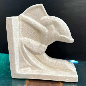 Louis Fontinelle 'Tireurs à l'arc' paire de serre-livres Art Déco en céramique faience craquelée, ca 1930