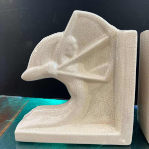 Louis Fontinelle 'Boogschieten' paar Art Deco gebarsten keramiek aardewerken boekensteunen, ca 1930