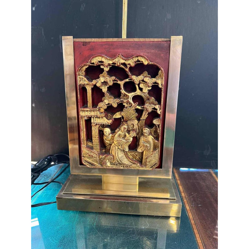 Chinese-style Hollywood Regency table lamp in gilded brass, carved and lacquered wood, ca 1970