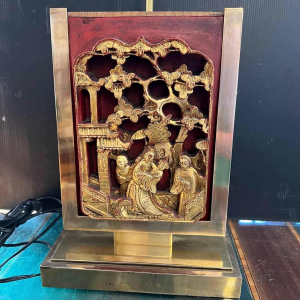 Chinese-style Hollywood Regency table lamp in gilded brass, carved and lacquered wood, ca 1970