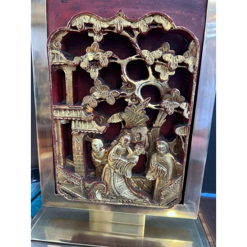 Chinese-style Hollywood Regency table lamp in gilded brass, carved and lacquered wood, ca 1970