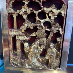 Chinese-style Hollywood Regency table lamp in gilded brass, carved and lacquered wood, ca 1970