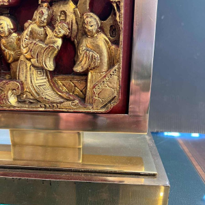 Lampe de table Hollywood Regency de style chinois en laiton doré, bois sculpté et laqué, ca 1970