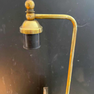 Chinese-style Hollywood Regency table lamp in gilded brass, carved and lacquered wood, ca 1970