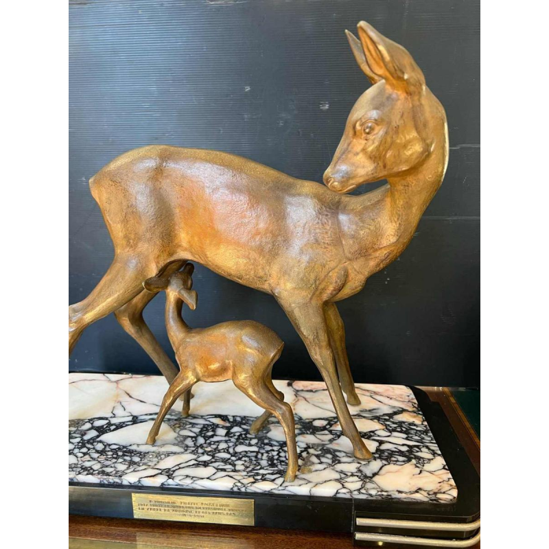 Carell 'Biche et son faon' sculpture Art Déco en régule sur socle en marbre, ca 1930