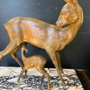 Carell 'Biche et son faon' sculpture Art Déco en régule sur socle en marbre, ca 1930