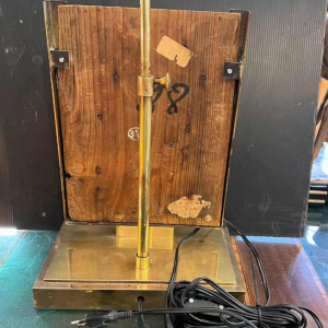 Hollywood Regency tafellamp in Chinese stijl van verguld messing, gebeeldhouwd en gelakt hout, ca 1970