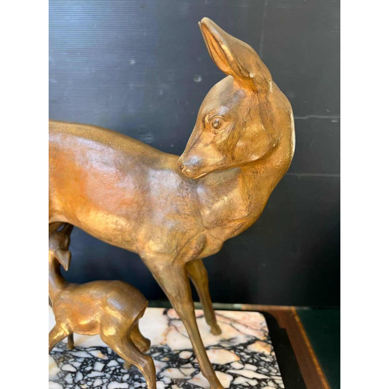 Carell 'Biche et son faon' sculpture Art Déco en régule sur socle en marbre, ca 1930