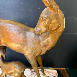 Carell 'Hinde en reekalf' Art Deco sculptuur in regula op marmeren basement, ca 1930