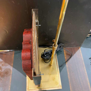 Chinese-style Hollywood Regency table lamp in gilded brass, carved and lacquered wood, ca 1970