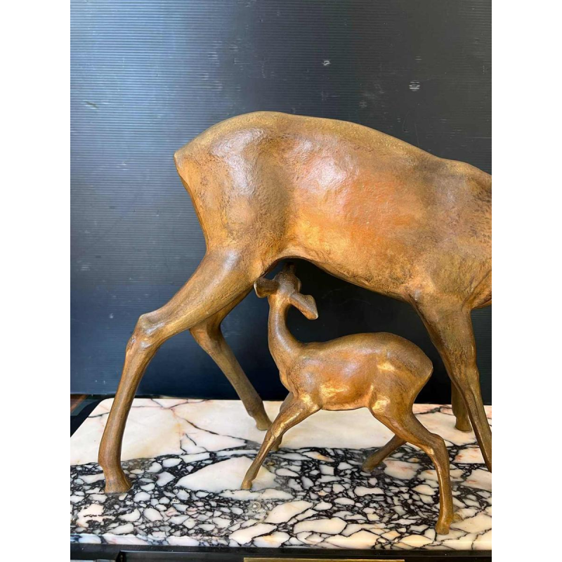 Carell 'Hinde en reekalf' Art Deco sculptuur in regula op marmeren basement, ca 1930