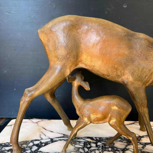 Carell 'Biche et son faon' sculpture Art Déco en régule sur socle en marbre, ca 1930