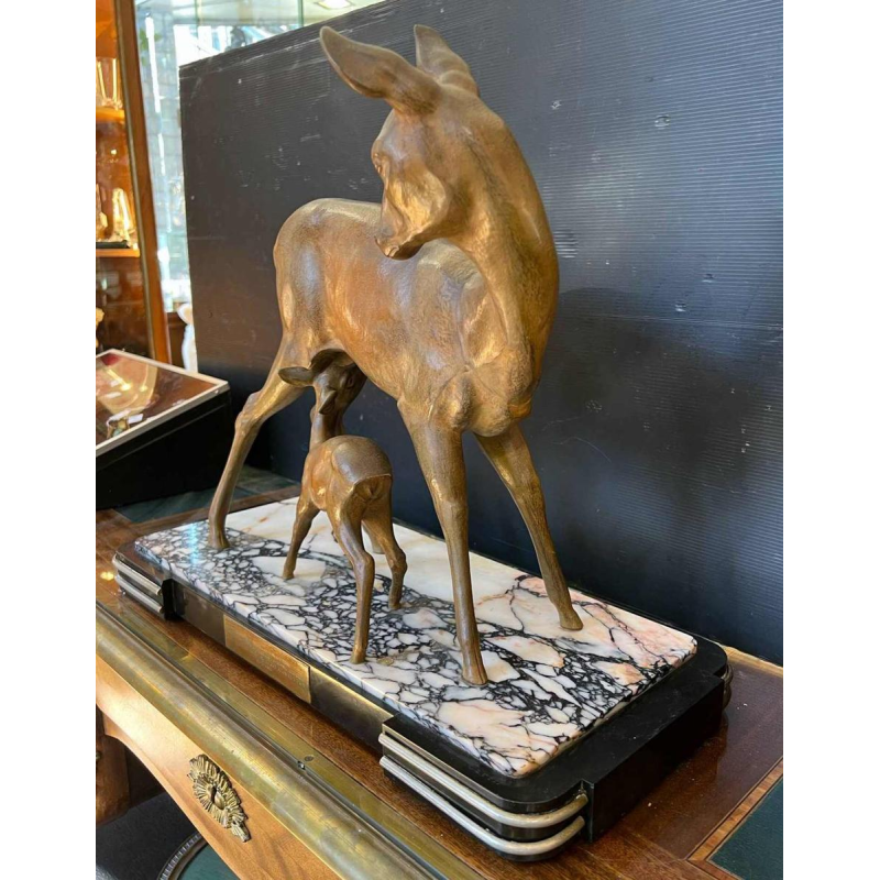 Carell 'Biche et son faon' sculpture Art Déco en régule sur socle en marbre, ca 1930