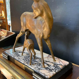 Carell 'Hinde en reekalf' Art Deco sculptuur in regula op marmeren basement, ca 1930