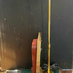 Chinese-style Hollywood Regency table lamp in gilded brass, carved and lacquered wood, ca 1970