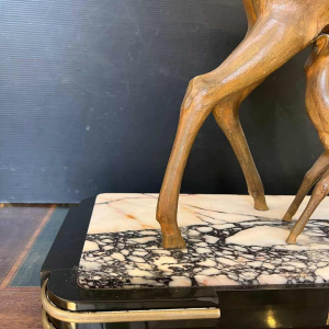 Carell 'Biche et son faon' sculpture Art Déco en régule sur socle en marbre, ca 1930
