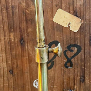 Lampe de table Hollywood Regency de style chinois en laiton doré, bois sculpté et laqué, ca 1970