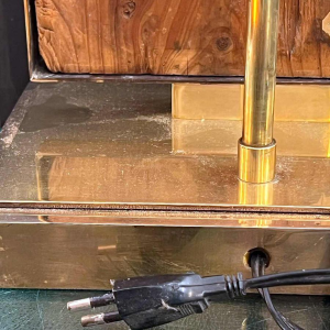 Lampe de table Hollywood Regency de style chinois en laiton doré, bois sculpté et laqué, ca 1970