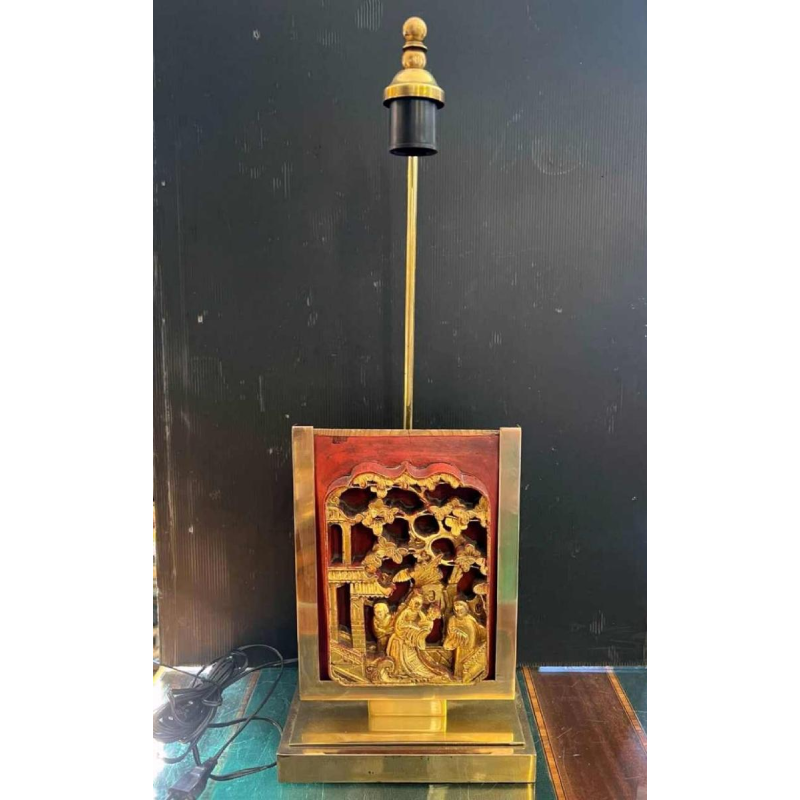 Chinese-style Hollywood Regency table lamp in gilded brass, carved and lacquered wood, ca 1970