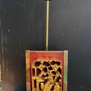 Chinese-style Hollywood Regency table lamp in gilded brass, carved and lacquered wood, ca 1970