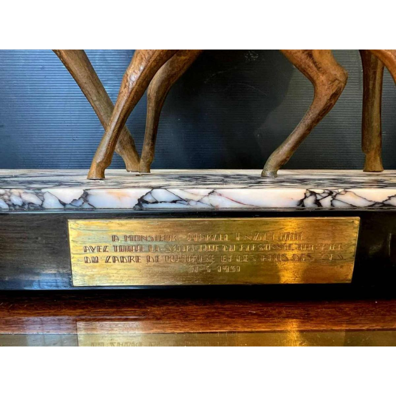 Carell 'Hinde en reekalf' Art Deco sculptuur in regula op marmeren basement, ca 1930