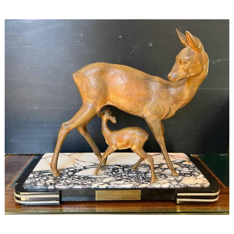 Carell 'Biche et son faon' sculpture Art Déco en régule sur socle en marbre, ca 1930