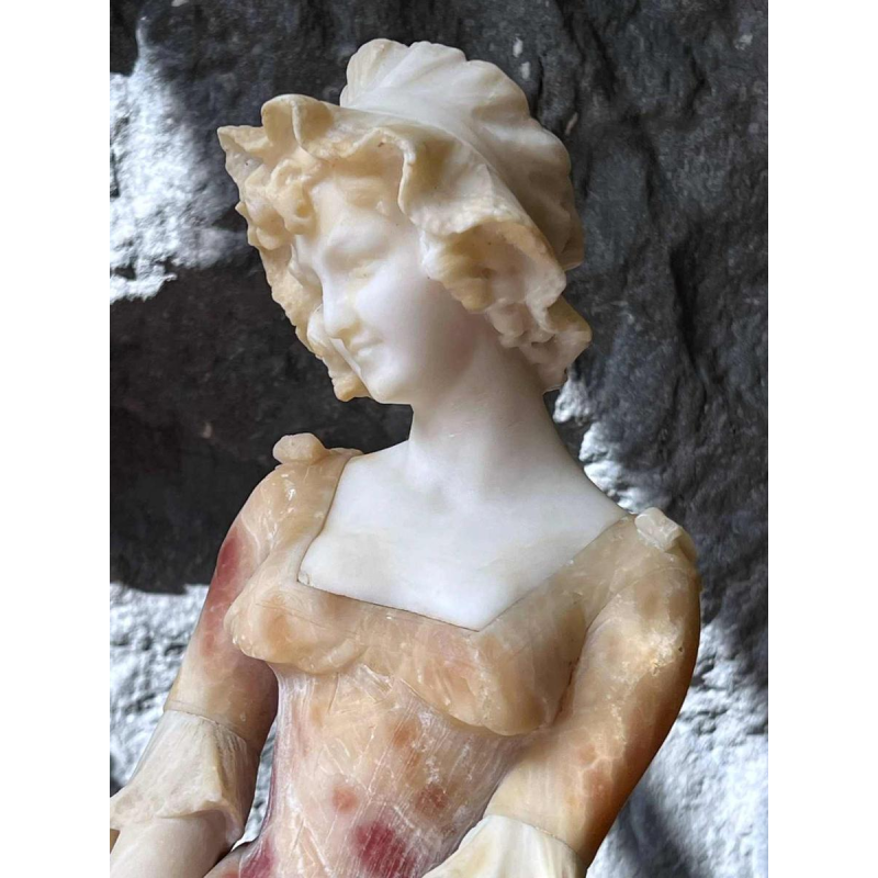 Jonge vrouw, sculptuur van roze getint albast, Italiaans werk circa 1900