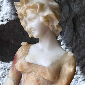 Jonge vrouw, sculptuur van roze getint albast, Italiaans werk circa 1900