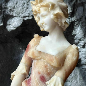 Jeune femme, sculpture en albâtre nuancé rose, travail italien vers 1900