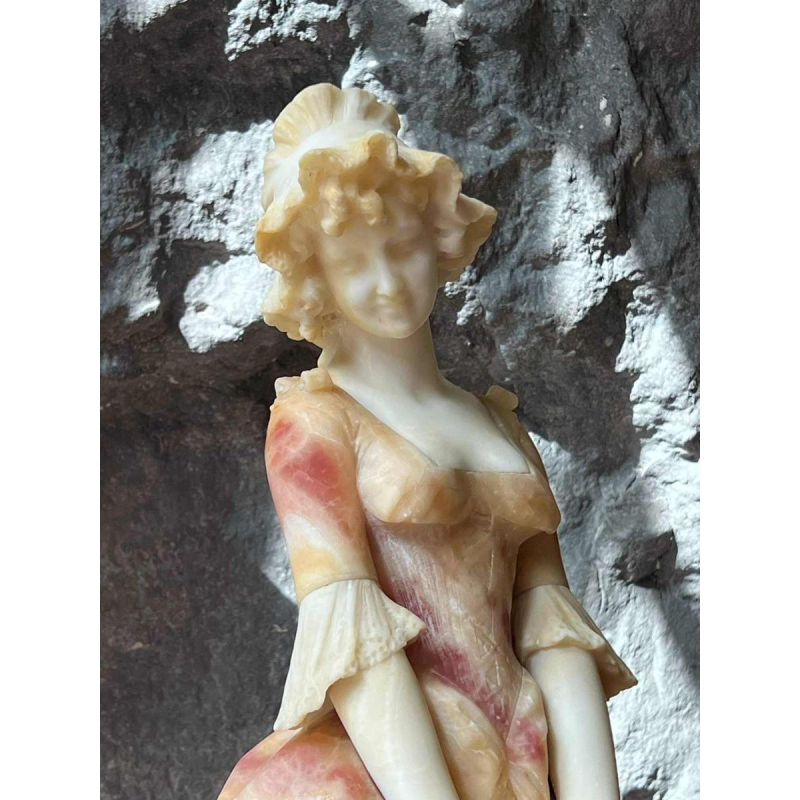 Jeune femme, sculpture en albâtre nuancé rose, travail italien vers 1900