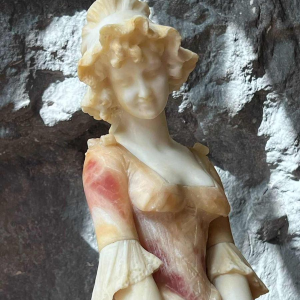 Jeune femme, sculpture en albâtre nuancé rose, travail italien vers 1900