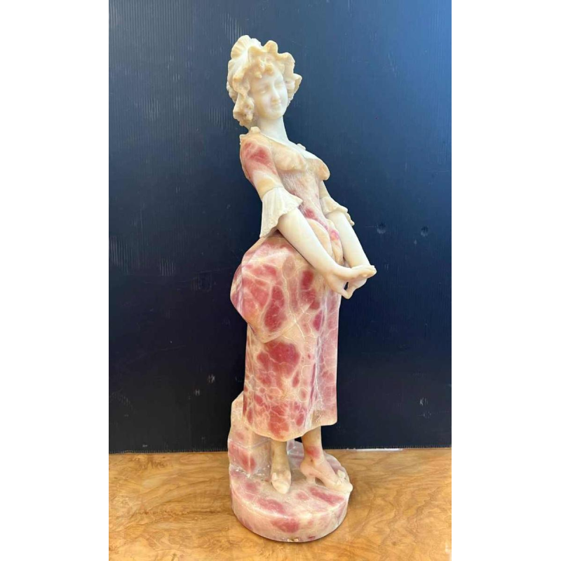 Jonge vrouw, sculptuur van roze getint albast, Italiaans werk circa 1900