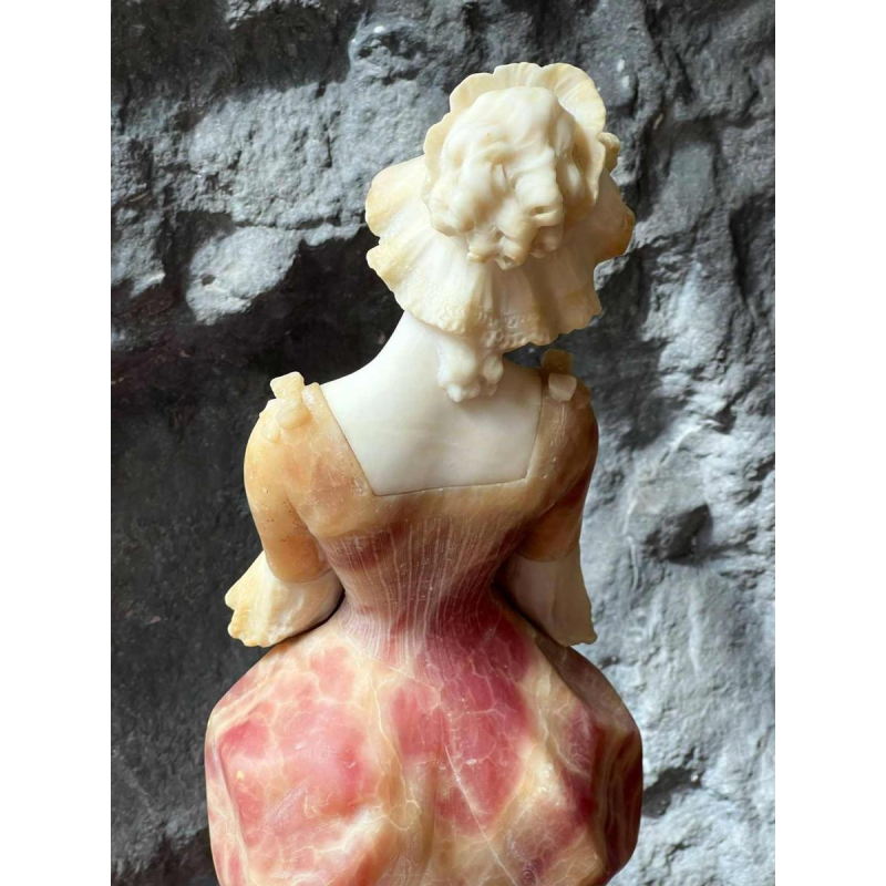 Jeune femme, sculpture en albâtre nuancé rose, travail italien vers 1900