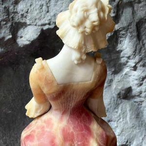 Jeune femme, sculpture en albâtre nuancé rose, travail italien vers 1900