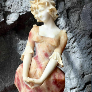 Jeune femme, sculpture en albâtre nuancé rose, travail italien vers 1900