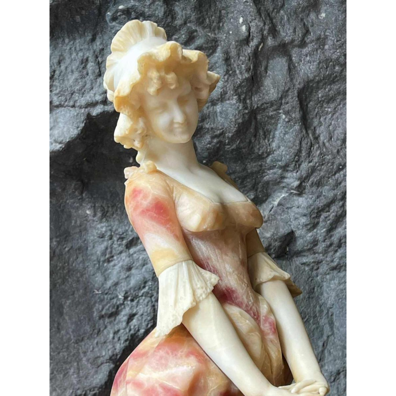 Jonge vrouw, sculptuur van roze getint albast, Italiaans werk circa 1900