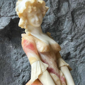 Jonge vrouw, sculptuur van roze getint albast, Italiaans werk circa 1900